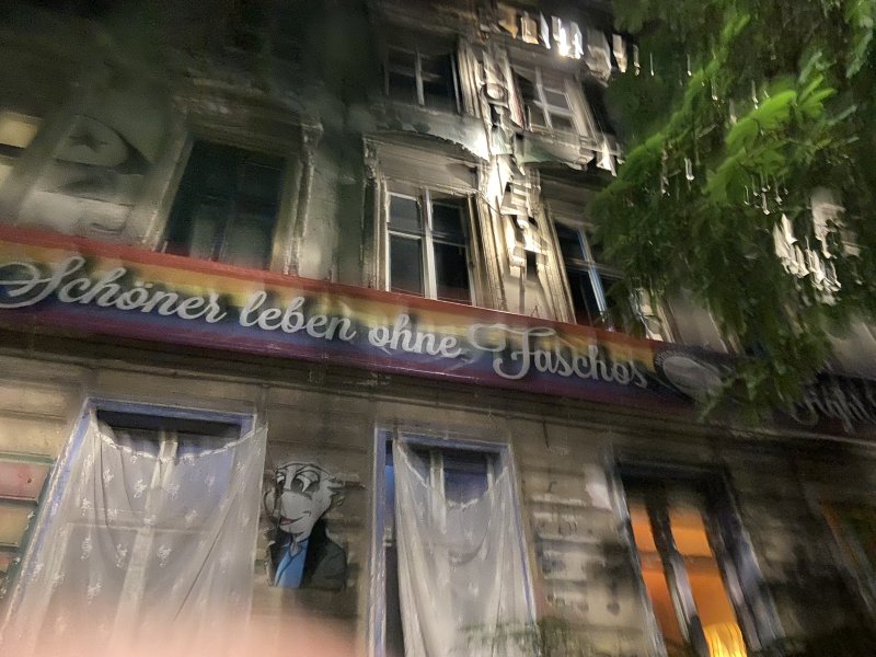 Frontfassade nachts